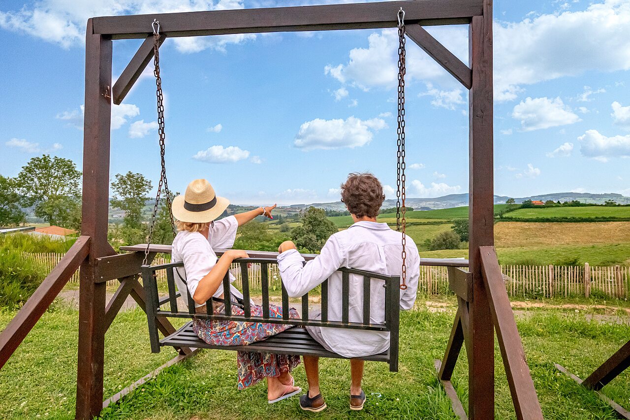 Panoramisch uitzicht op camping CLICOCHIC Village des Meuniers in Dompierre-les-Ormes (71).