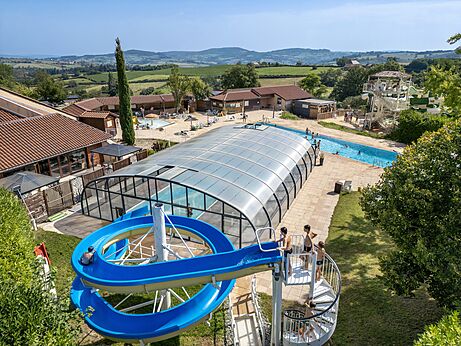 Waterglijbaan, buiten- en overdekte zwembaden op camping CLICOCHIC Village des Meuniers, Dompierre-les-Ormes (71).