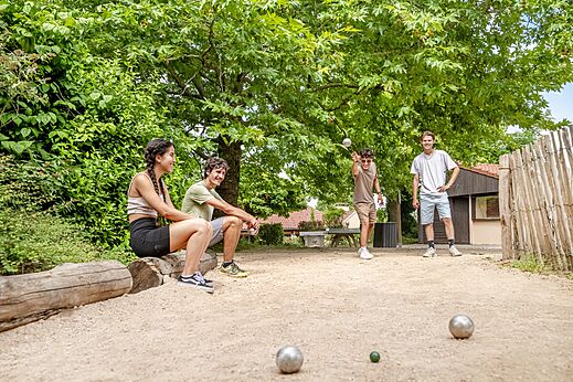 Jeu de boules op camping CLICOCHIC Village des Meuniers in Dompierre-les-Ormes.