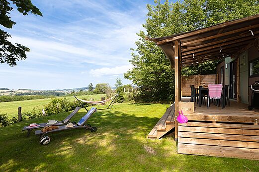 Stacaravan, terras, stoelen, hangmat, panoramisch uitzicht op camping CLICOCHIC Village des Meuniers.