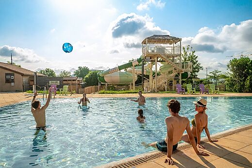 Buitenzwembad en waterglijbanen op camping CLICOCHIC Village des Meuniers.