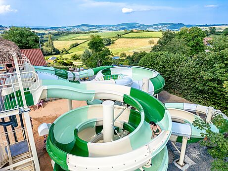 Waterglijbanen en aquapark op camping CLICOCHIC Village des Meuniers in Dompierre-les-Ormes.