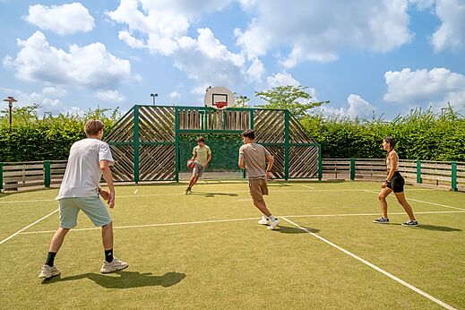 Multisportterrein, jongeren basketballen op camping CLICOCHIC Village des Meuniers.