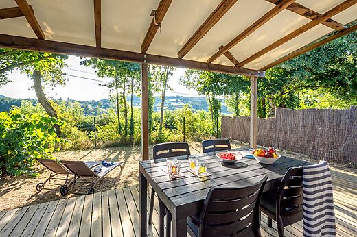 Terras Mobil-home op camping CLICOCHIC Village des Meuniers Dompierre-les-Ormes (71).