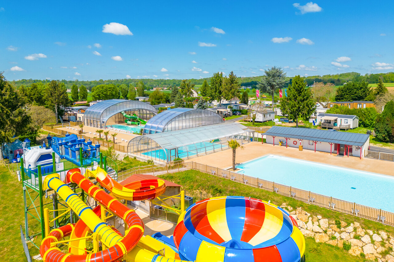 Waterpark, glijbanen op camping CAPFUN Le Village Parisien in VARREDDES (77).