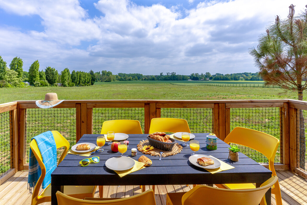 Ontbijt op Mobil-home terras op camping CAPFUN Le Village Parisien in VARREDDES (77).