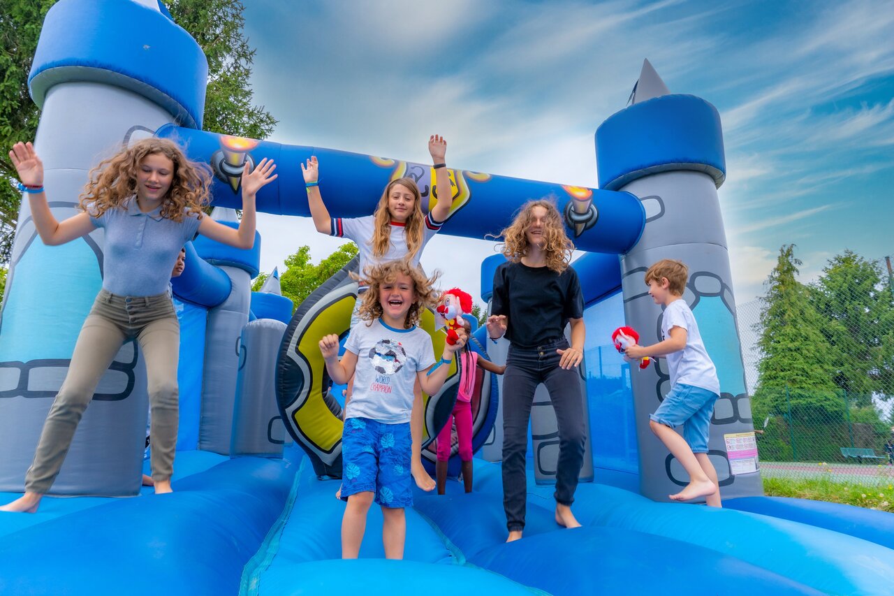 Springkasteel voor kinderen op camping CAPFUN Le Village Parisien in VARREDDES (77).