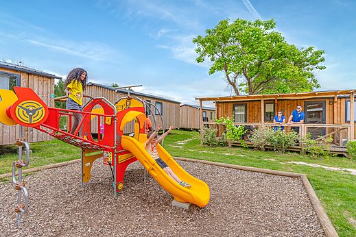 Kinderspeeltuin met glijbaan, stacaravans, camping CAPFUN Le Village Parisien (77).