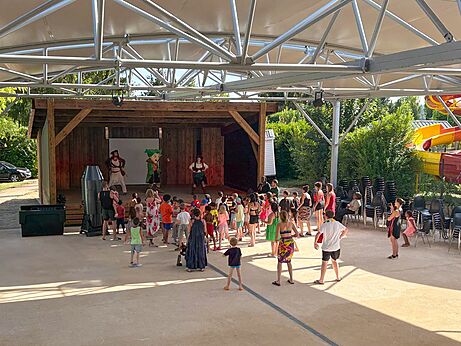 Kindershow op overdekt buitenpodium op camping CAPFUN Le Village Parisien in VARREDDES (77).