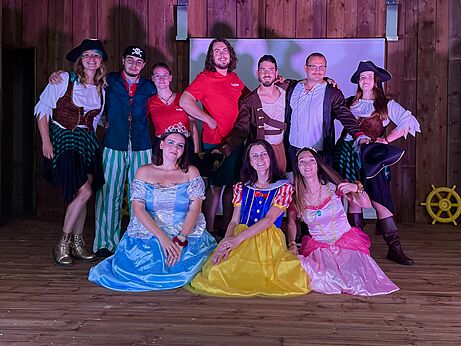Animatieteam verkleed als piraten en prinsessen op podium op camping CAPFUN Le Village Parisien in VARREDDES (77).