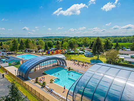 Overdekte en buitenbaden, waterglijbanen op camping CAPFUN Le Village Parisien in VARREDDES (77).