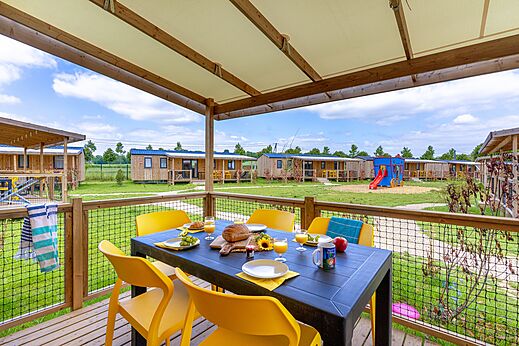 Ingericht overdekt terras, moderne stacaravans op camping CAPFUN Le Village Parisien in VARREDDES (77).