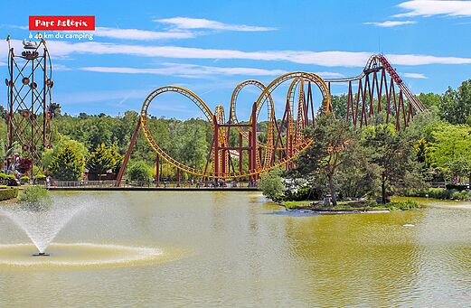Achtbanen en attracties van Parc Ast�rix, pretpark op 40 km afstand.