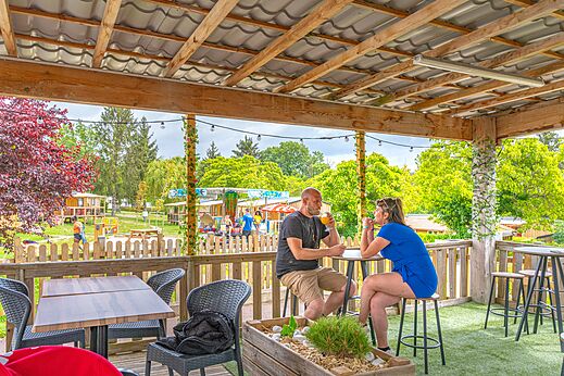 Overdekte bar, stel op camping CAPFUN Le Village Parisien in VARREDDES (77).