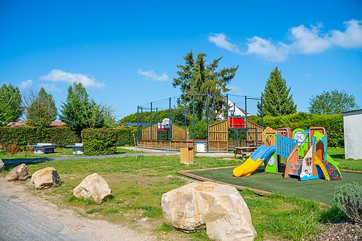 Kleurrijke speeltuin en multisportterrein op camping CAPFUN Le Village Parisien in VARREDDES (77).