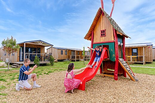 Glijbaan en speeltuin voor kinderen op camping CAPFUN Le Village Parisien.