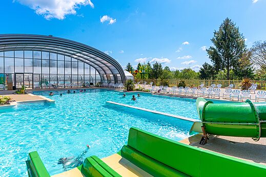 Zwembad, waterglijbaan op camping CAPFUN Le Village Parisien in VARREDDES (77).