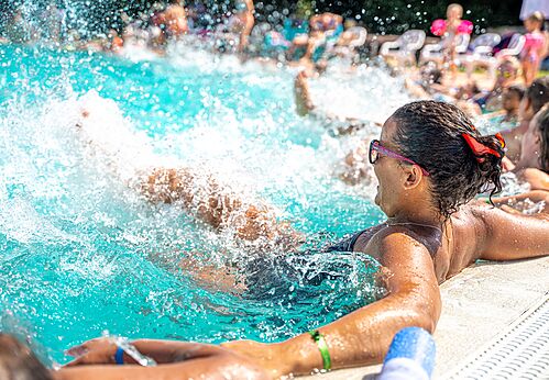 Buitenzwembad met zwemmers op camping CAPFUN Le Village Parisien in VARREDDES.