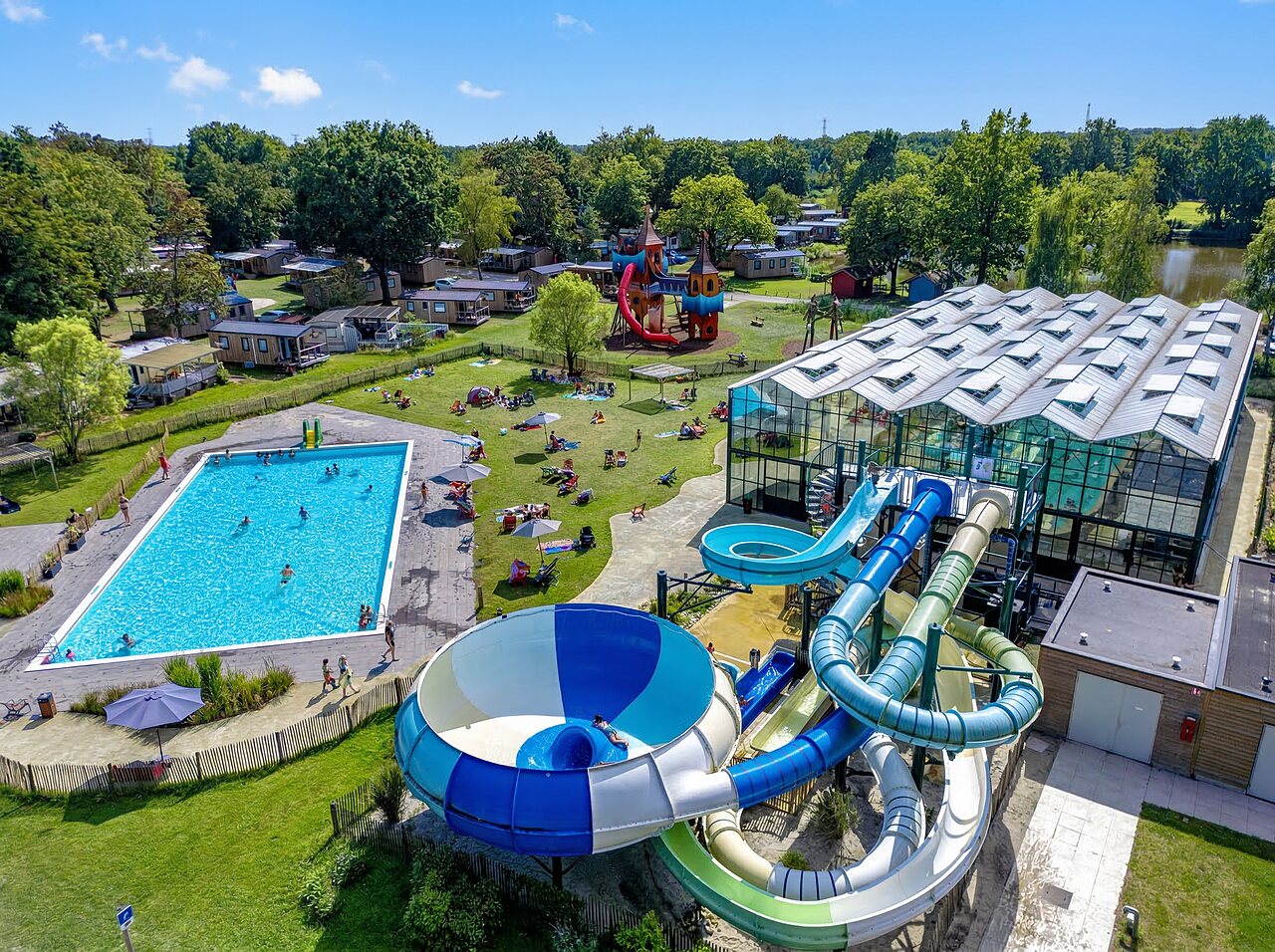 Waterpark, buitenzwembad en stacaravans op camping CAPFUN Vlinderloo in Enschede.