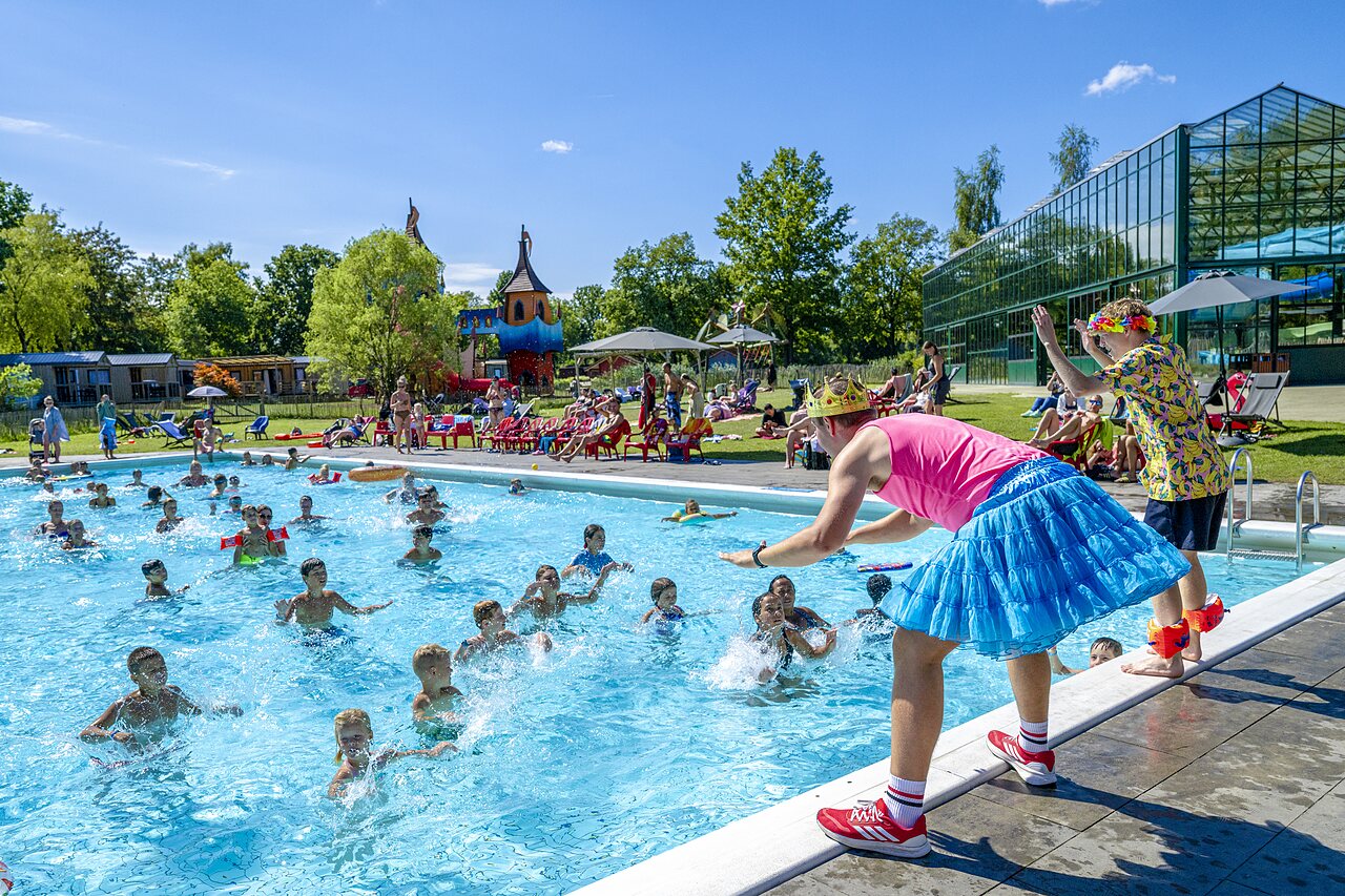Kinderen genieten van wateranimatie in het buitenzwembad op camping CAPFUN Vlinderloo in Enschede.
