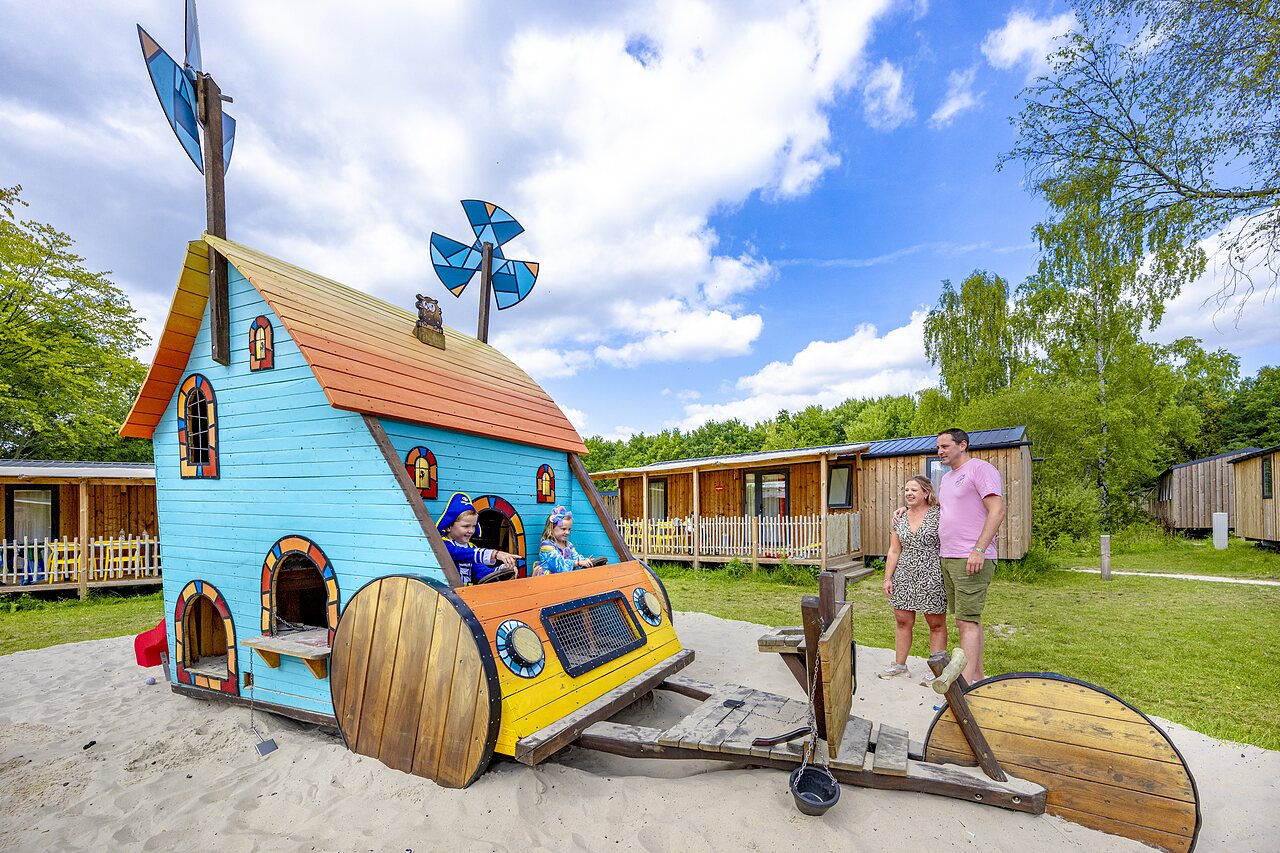 Creatieve speeltuin met kinderen en stacaravans op camping CAPFUN Vlinderloo in Enschede.