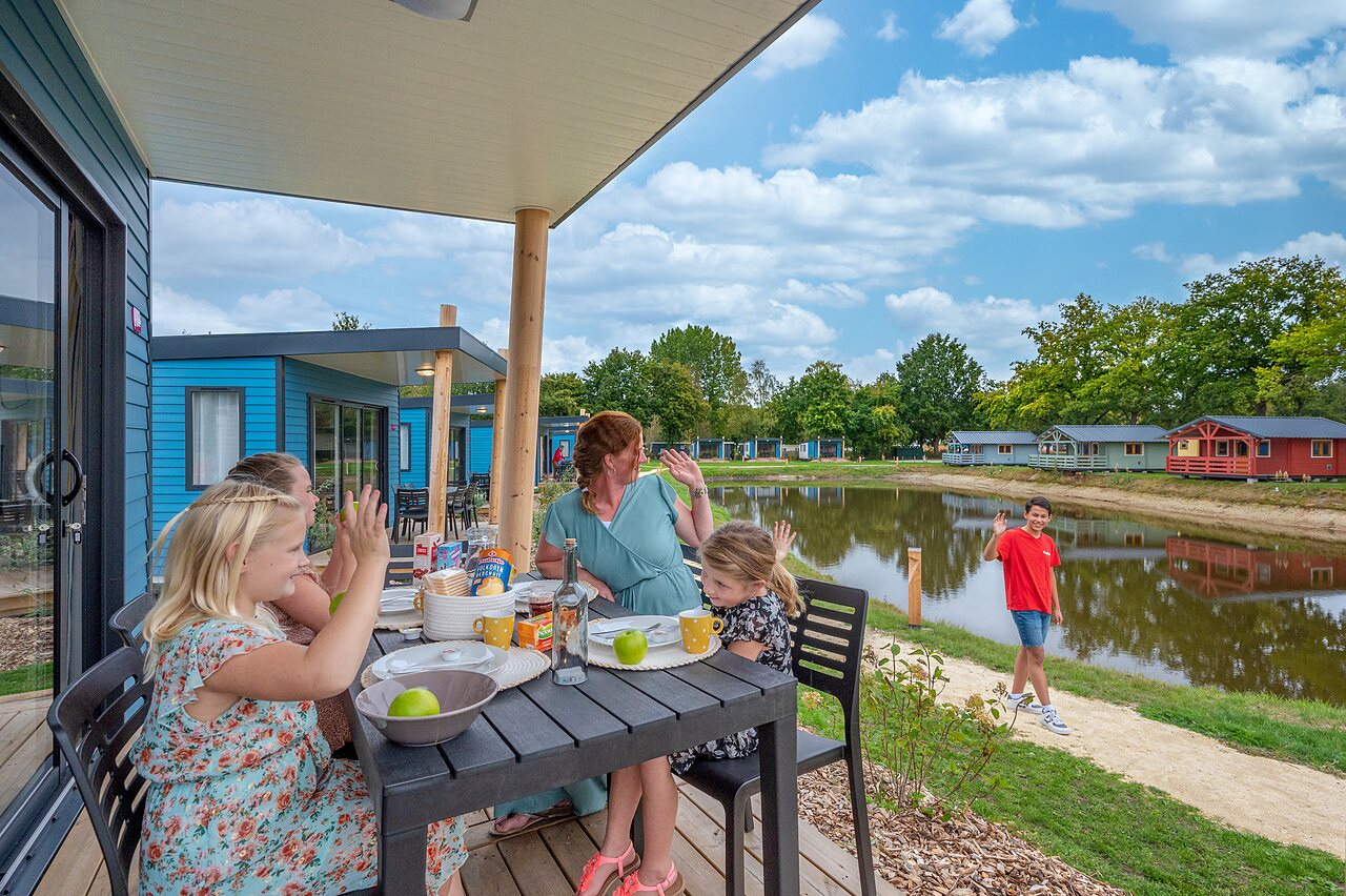 Stacaravan, familie luncht, vijver, op camping CAPFUN Vlinderloo in Enschede.