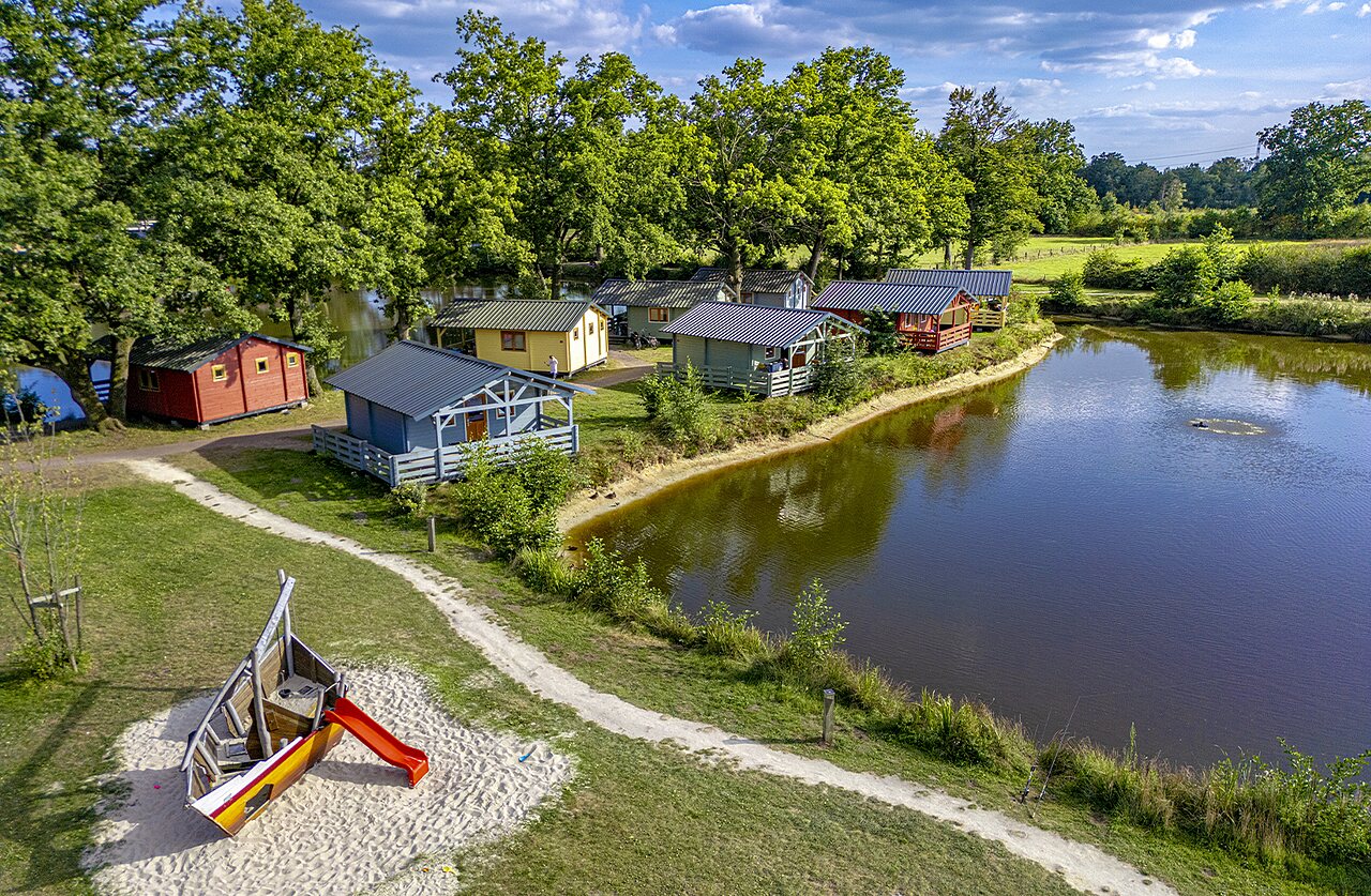 Luchtfoto Mobil-homes, speeltuin, vijver op camping CAPFUN Vlinderloo in Enschede.