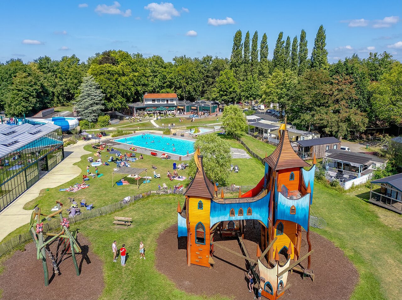 Groot kasteel speeltuin, buiten- en binnenzwembaden op camping CAPFUN Vlinderloo in Enschede.