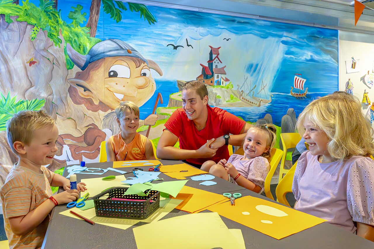 Creatieve kinderactiviteit met animator op camping CAPFUN Vlinderloo in Enschede.