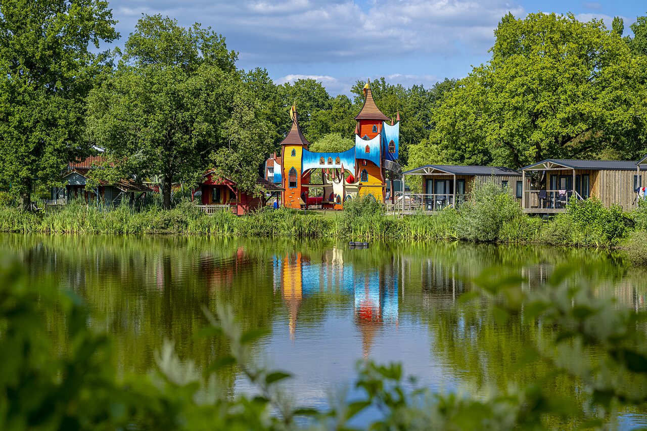 Kleurrijke kasteelspeeltuin, stacaravans en meer op camping CAPFUN Vlinderloo in Enschede.
