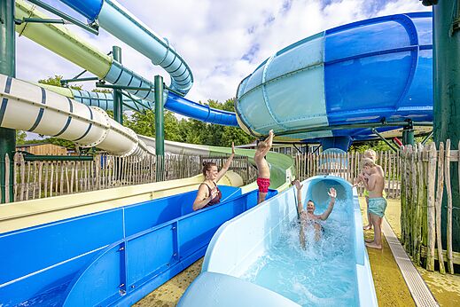 Kleurrijke en diverse waterglijbanen op camping CAPFUN Vlinderloo in Enschede.