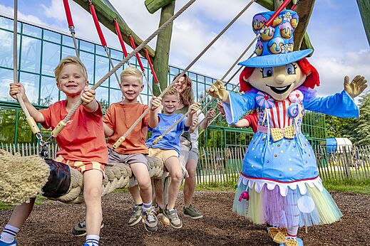 Kinderen op grote schommel met mascotte op camping CAPFUN Vlinderloo in Enschede