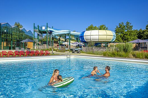 Buitenzwembad met reusachtige waterglijbanen op camping CAPFUN Vlinderloo in Enschede.