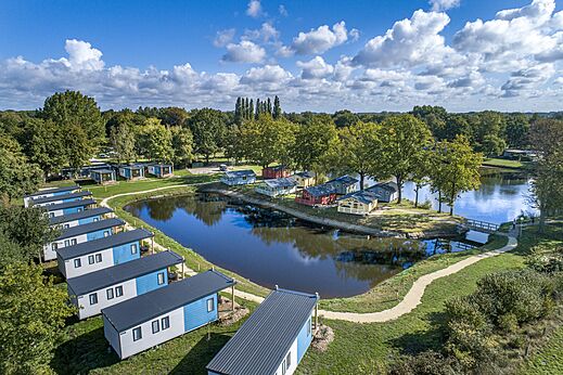 Moderne stacaravans en vijver vanuit de lucht gezien op camping CAPFUN Vlinderloo in Enschede.