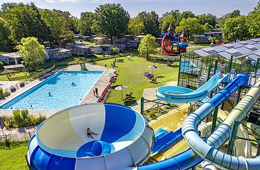 Gigantische waterglijbanen en buitenzwembad op camping CAPFUN Vlinderloo in Enschede.