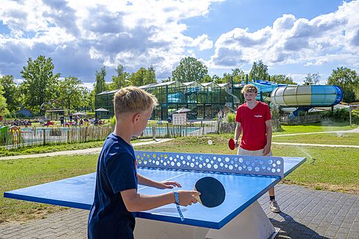 Tafeltennis voor jongeren op blauwe tafel, camping CAPFUN Vlinderloo in Enschede.