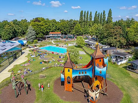 Groot kasteel speeltoestel en buitenzwembad op camping CAPFUN Vlinderloo in Enschede.