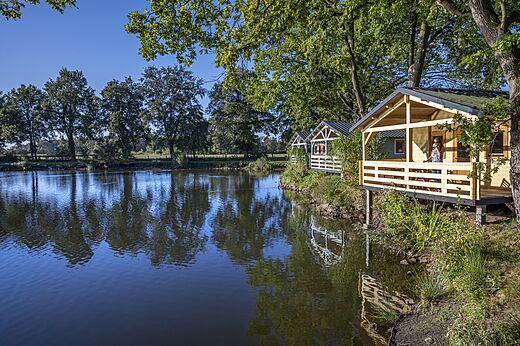 Stacaravans op palen aan een meer, camping CAPFUN Vlinderloo Enschede.