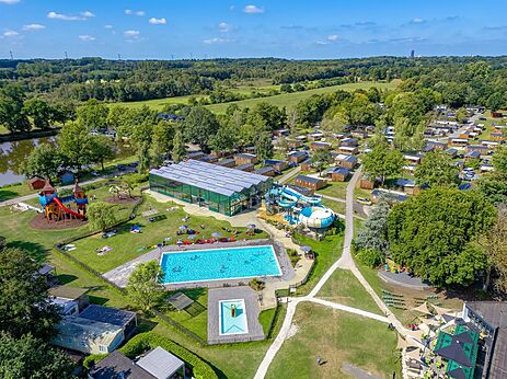 Luchtfoto camping, zwembaden, glijbanen, stacaravans op camping CAPFUN Vlinderloo in Enschede.