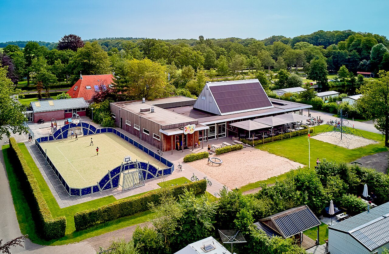 Multisportterrein, speeltuin, restaurant op camping CAPFUN De Waldsang in Bakkeveen.