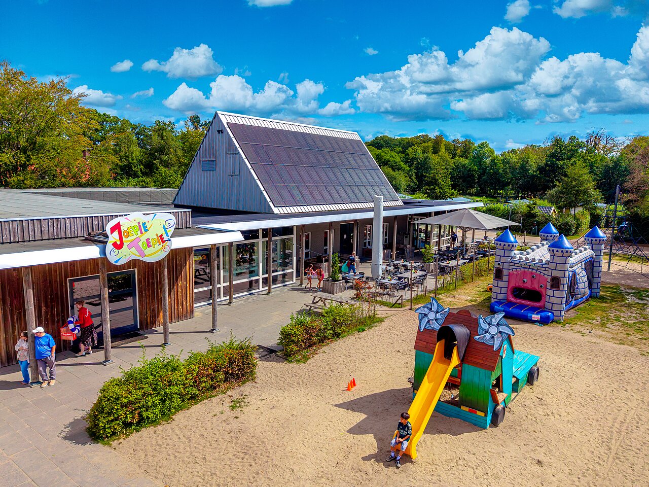 Speeltuin, restaurant met terras op camping CAPFUN De Waldsang in Bakkeveen.