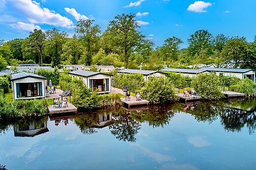 Moderne stacaravans aan het water, luchtfoto op camping CAPFUN De Waldsang in Bakkeveen.
