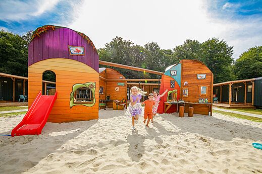 Kinderen spelen op een speeltuin met glijbaan en zand op camping CAPFUN De Waldsang in Bakkeveen.