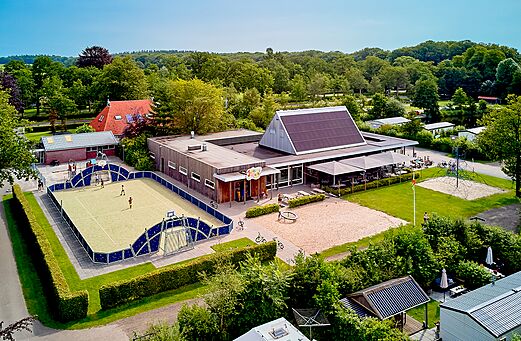 Multisportterrein en speelplaats vanuit de lucht op camping CAPFUN De Waldsang in Bakkeveen.