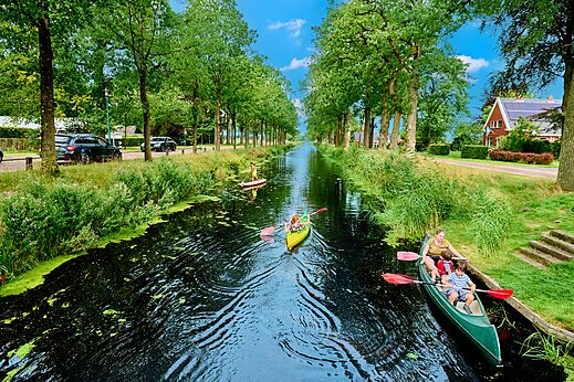 Kajakken en suppen op kanaal, groene natuur, op CAPFUN De Waldsang in Bakkeveen.