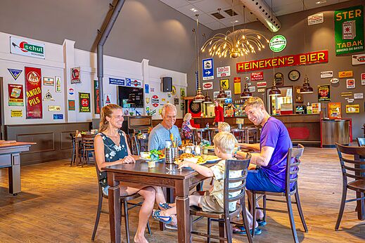 Familierestaurant met vintage decor op camping CAPFUN De Waldsang in Bakkeveen