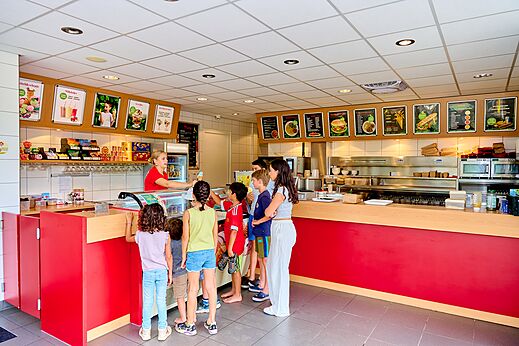 Restaurantbalie met serveerster en kinderen op camping CAPFUN De Waldsang in Bakkeveen.
