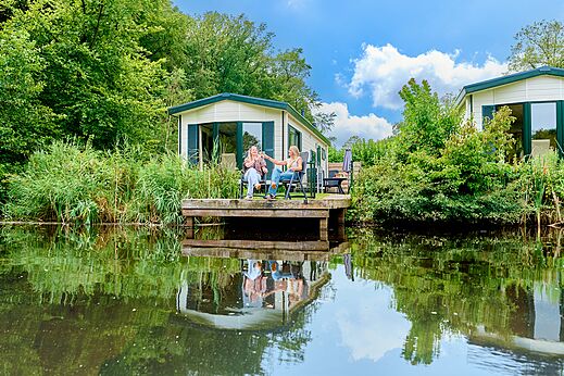 Stacaravan met terras aan het water, camping CAPFUN De Waldsang in Bakkeveen.