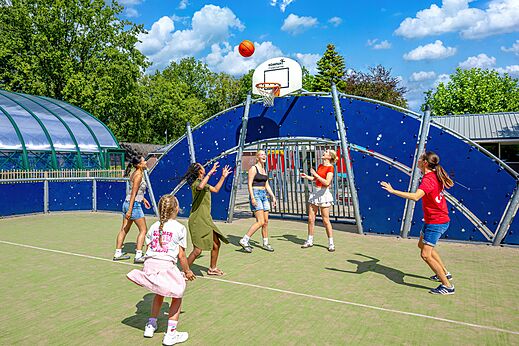 Jongeren spelen basketbal op een multisportterrein op camping CAPFUN De Waldsang in Bakkeveen.