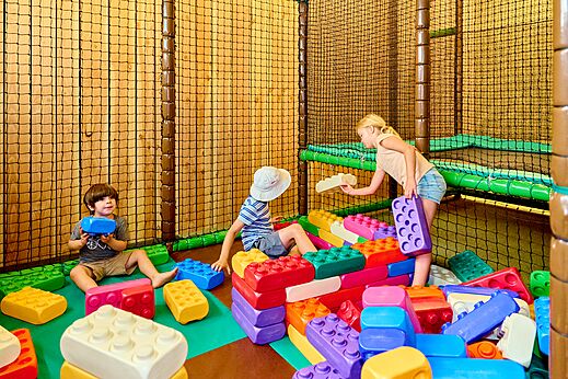 Binnenspeeltuin met blokken op camping CAPFUN De Waldsang in Bakkeveen.